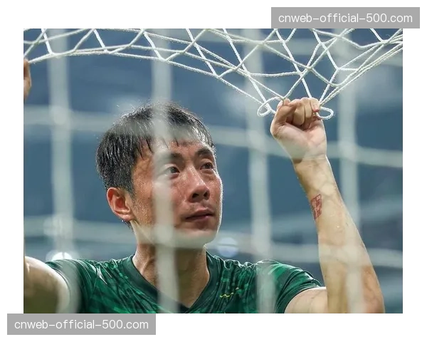 前中超金靴现身训练场,随老东家保持状态 前中超金靴现身训练场,随老东家保持状态