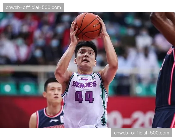 季后赛焦点战门票售罄,沈阳辽宁体育馆外球迷排起长龙