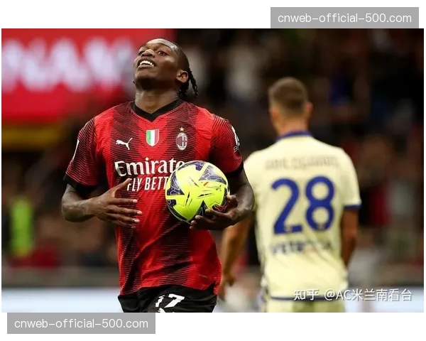 特写镜头：看台上，AC米兰小球迷高举“我们永远在一起”的标语